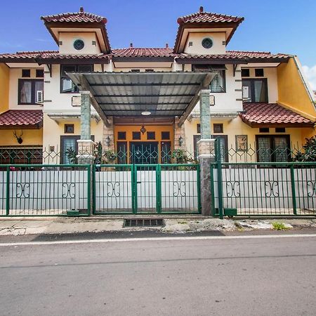 Oyo 3217 The Ts Homestay Malang Esterno foto