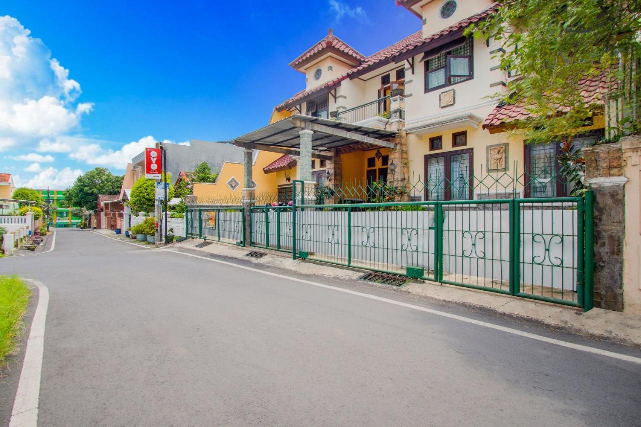 Oyo 3217 The Ts Homestay Malang Esterno foto