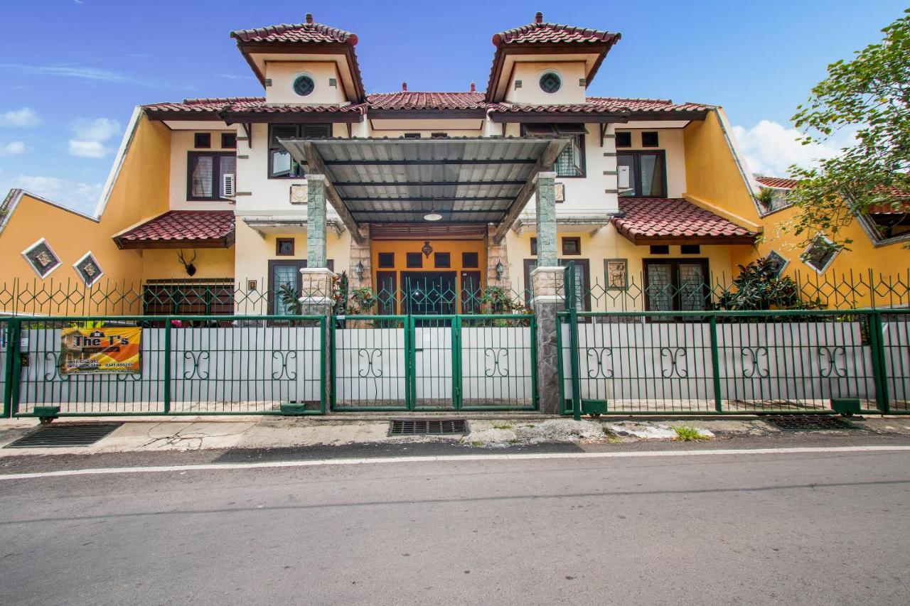 Oyo 3217 The Ts Homestay Malang Esterno foto