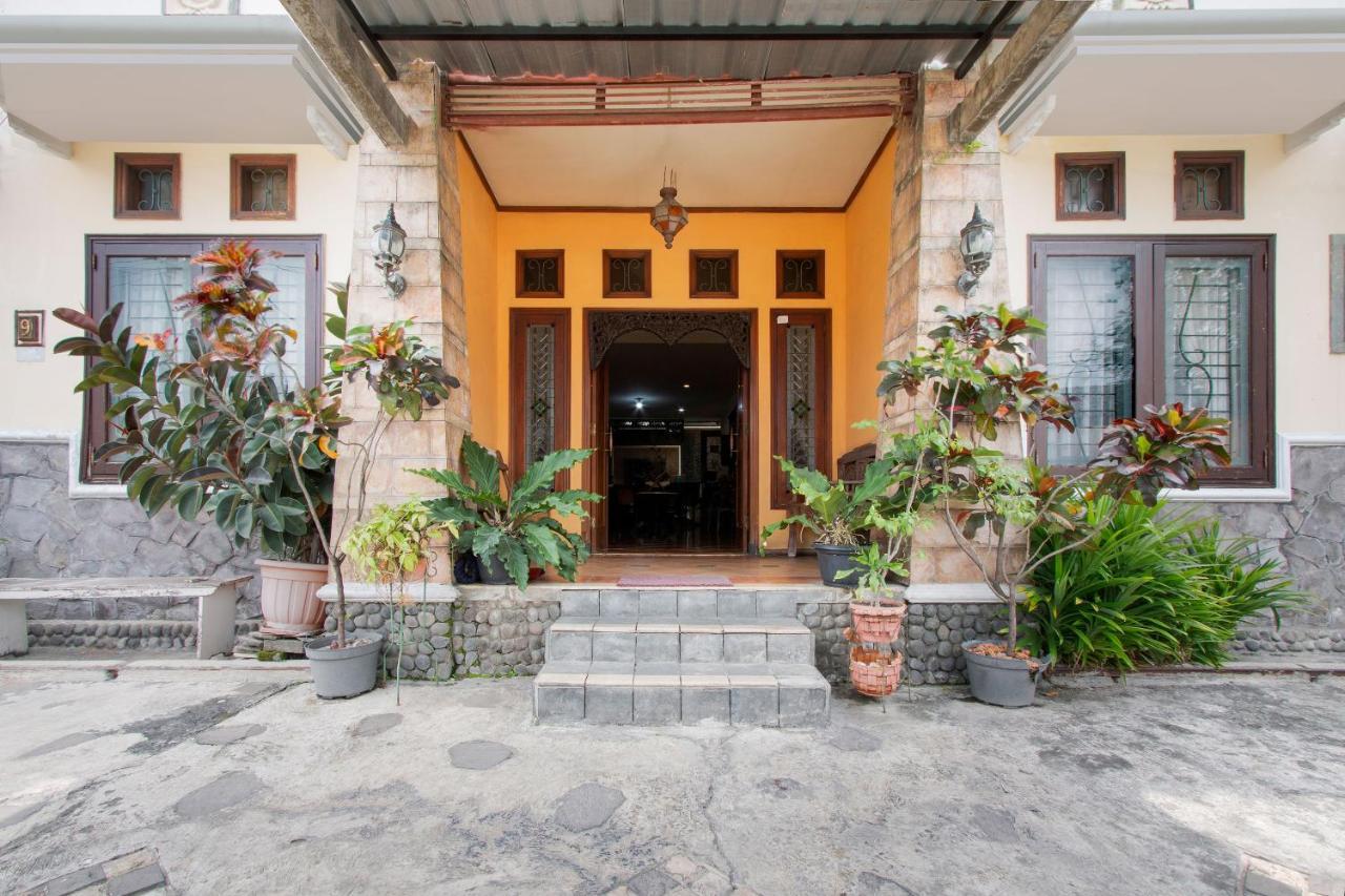 Oyo 3217 The Ts Homestay Malang Esterno foto