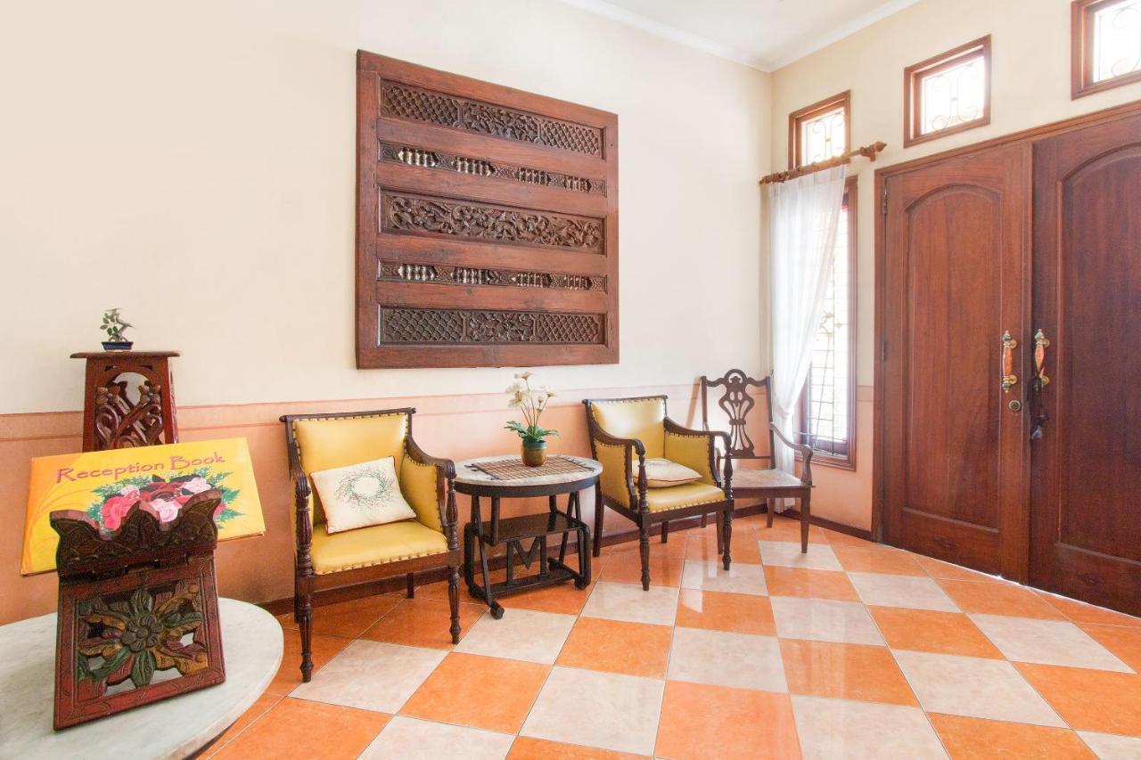Oyo 3217 The Ts Homestay Malang Esterno foto