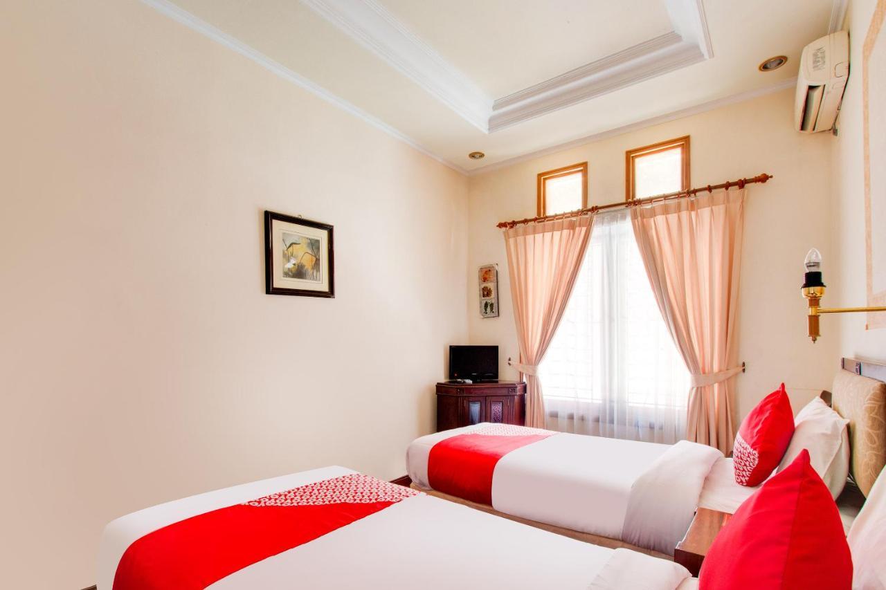 Oyo 3217 The Ts Homestay Malang Esterno foto